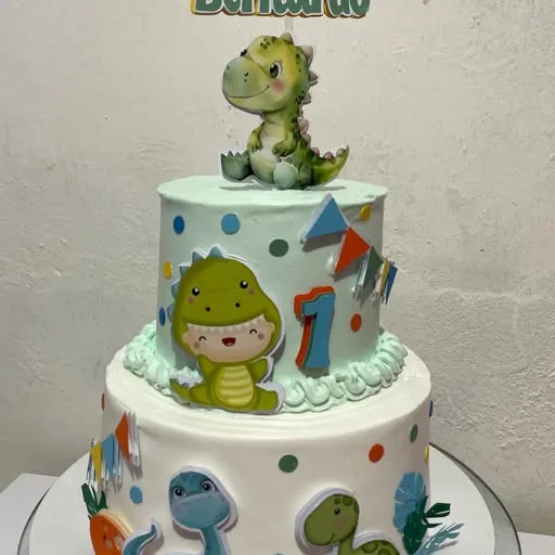 Bolo infantil de dois andares com dinossauros
