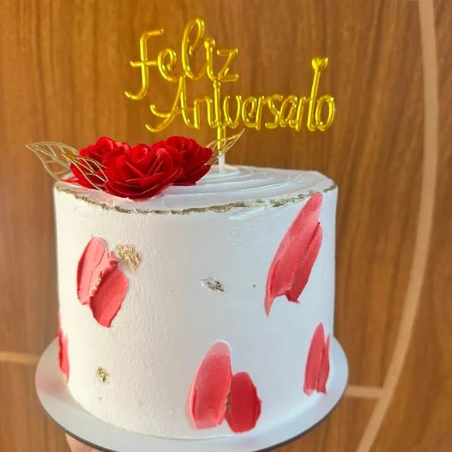 Bolo branco com rosas vermelhas e topo Feliz Aniversário