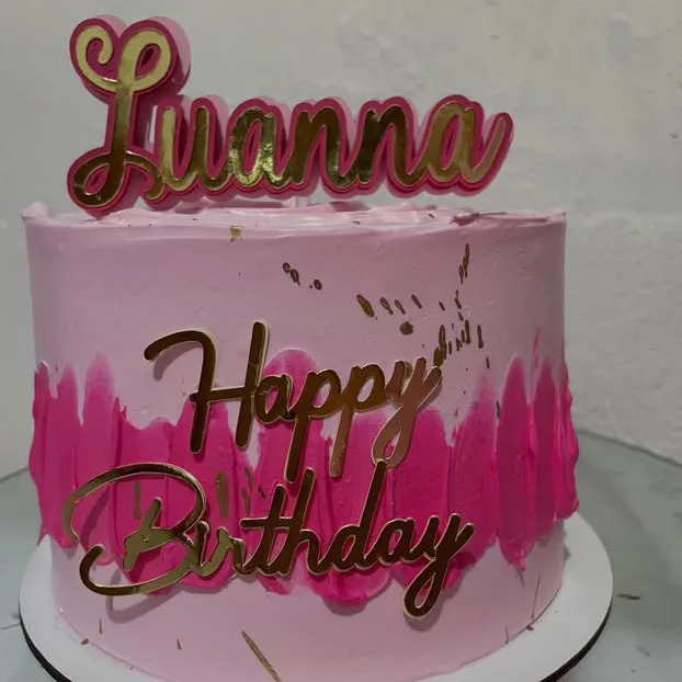 Bolo rosa com pinceladas pink e topo dourado com nome